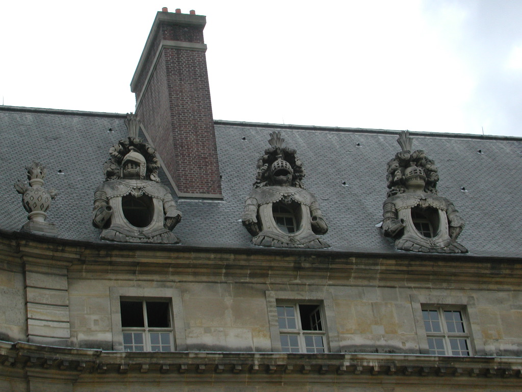 knights heads on top of Invalides