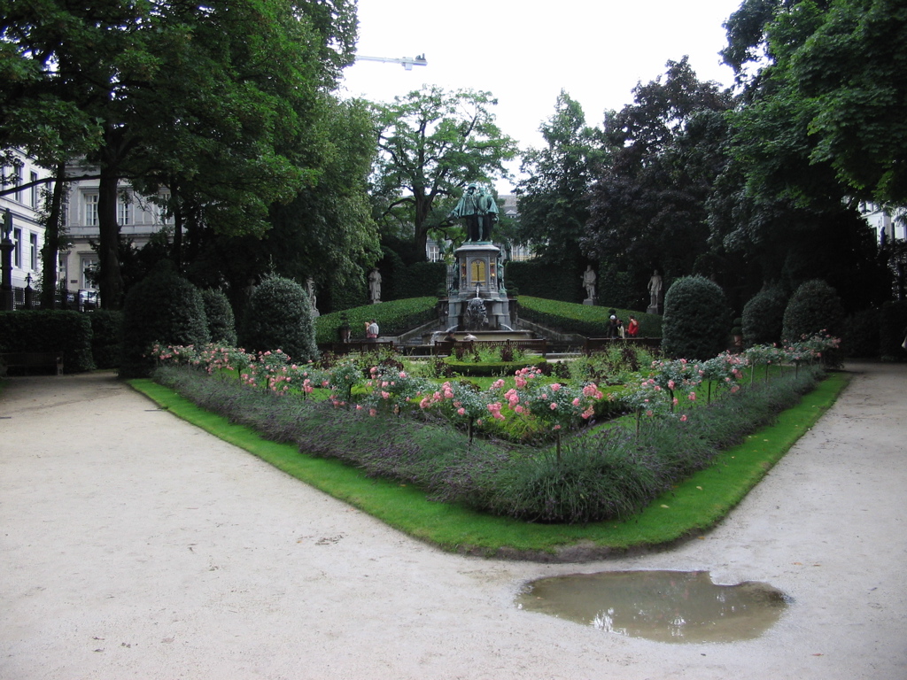 nice little plaza loaded with statuary (Place du Petit Sablon)
