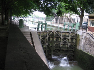 lock to drop the river below street level