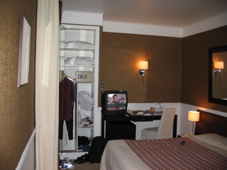 a nice hotel room in paris?