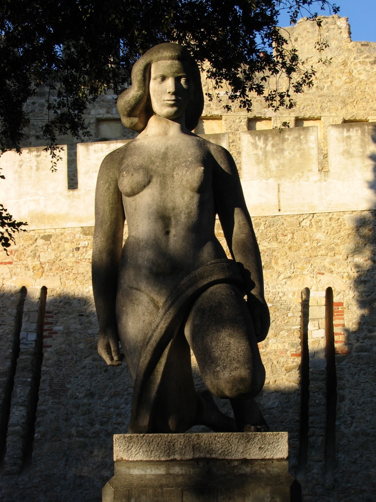 perky statue
